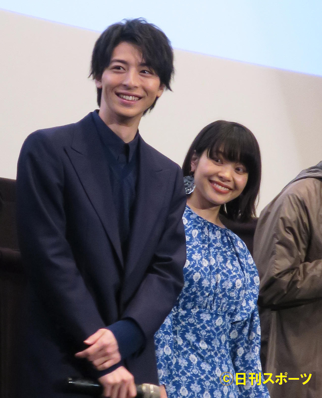 主演映画「前田建設ファンタジー営業部」の公開記念舞台あいさつを行った俳優高杉真宙（左）。右は岸井ゆきの