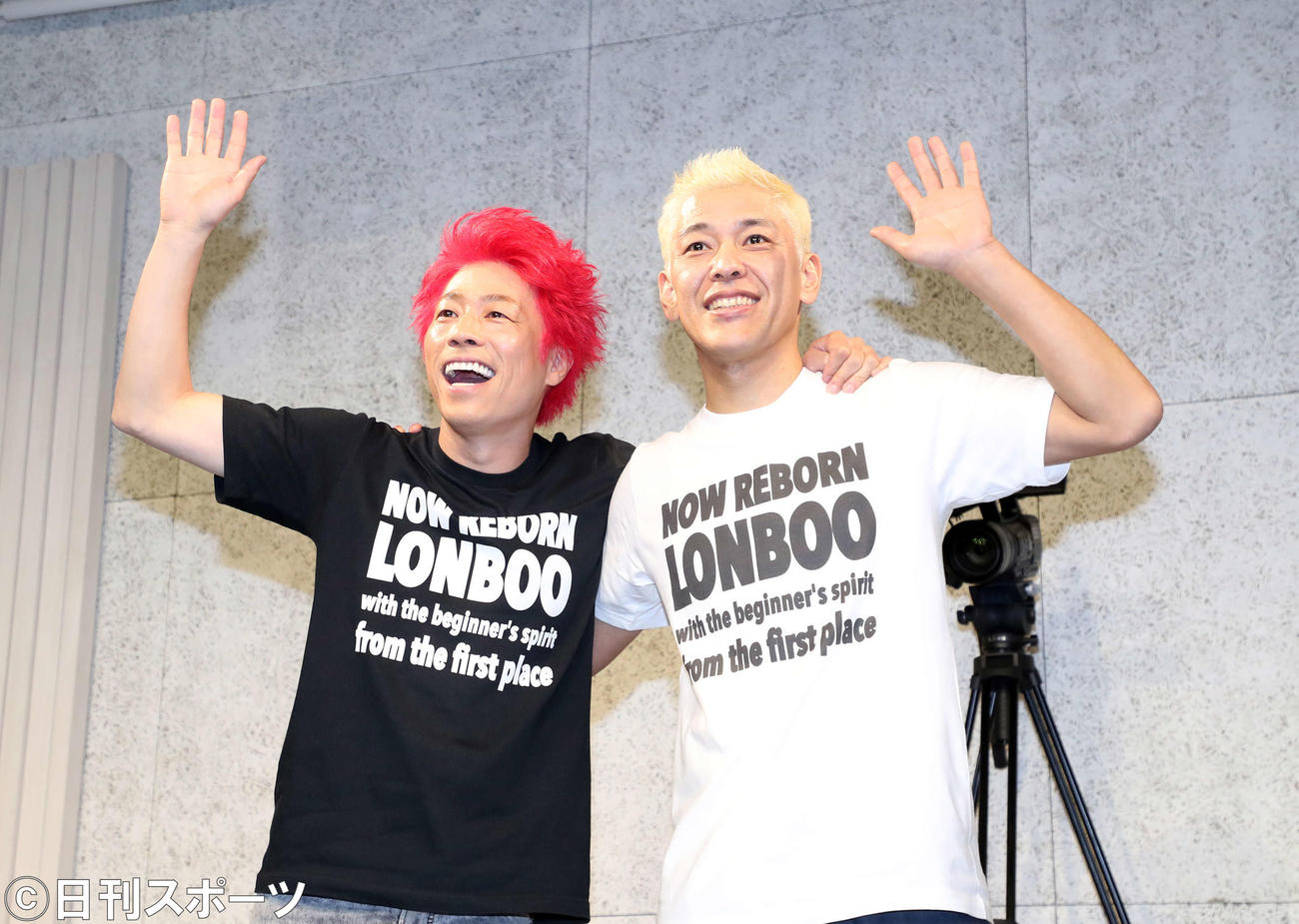30日、会見後、肩を組み手を振る田村淳（左）と田村亮（撮影・鈴木正人）