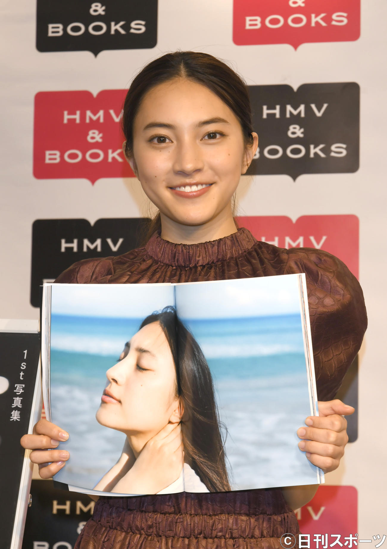 1st写真集のお渡し会で、笑顔で記念撮影する久保田紗友（撮影・酒井清司）