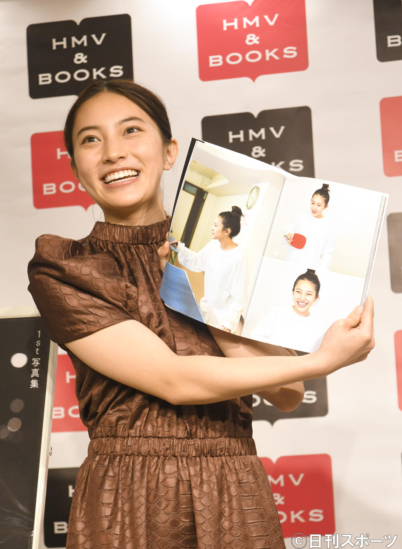 1st写真集のお渡し会で、お気に入りの写真を披露する久保田紗友（撮影・酒井清司）