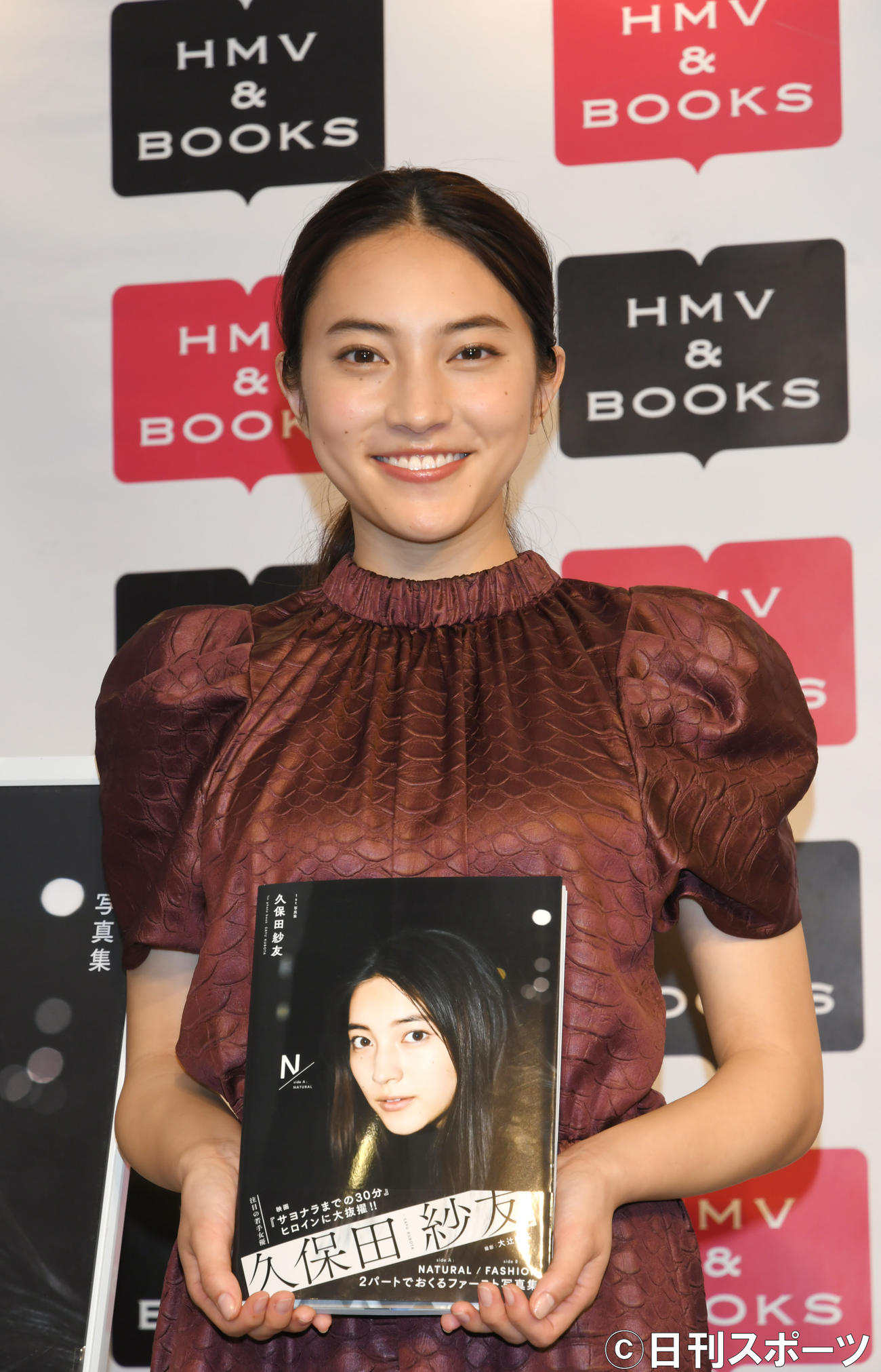 1st写真集のお渡し会で、笑顔で記念撮影する久保田紗友（撮影・酒井清司）