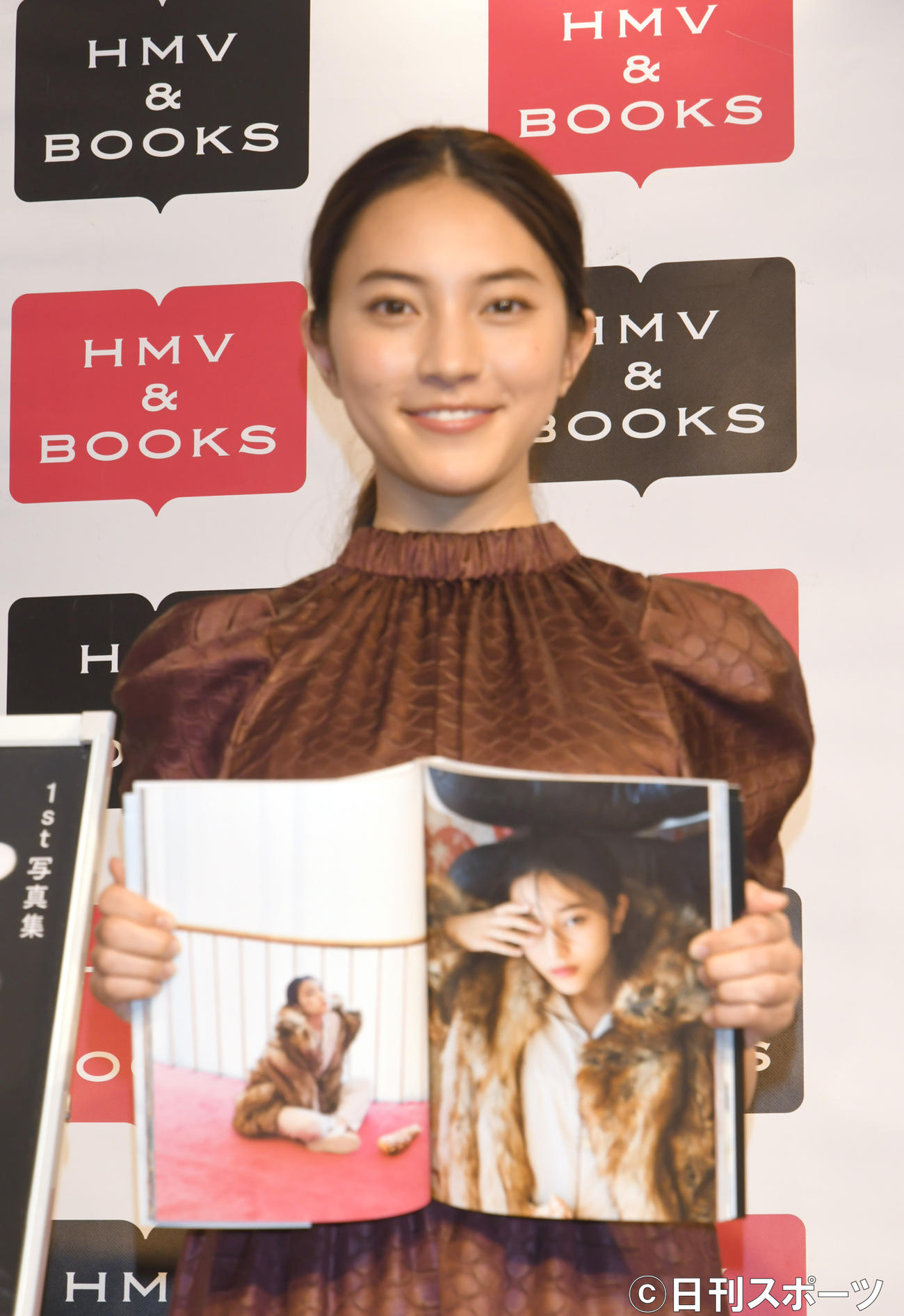 1st写真集のお渡し会で、笑顔で記念撮影する久保田紗友（撮影・酒井清司）