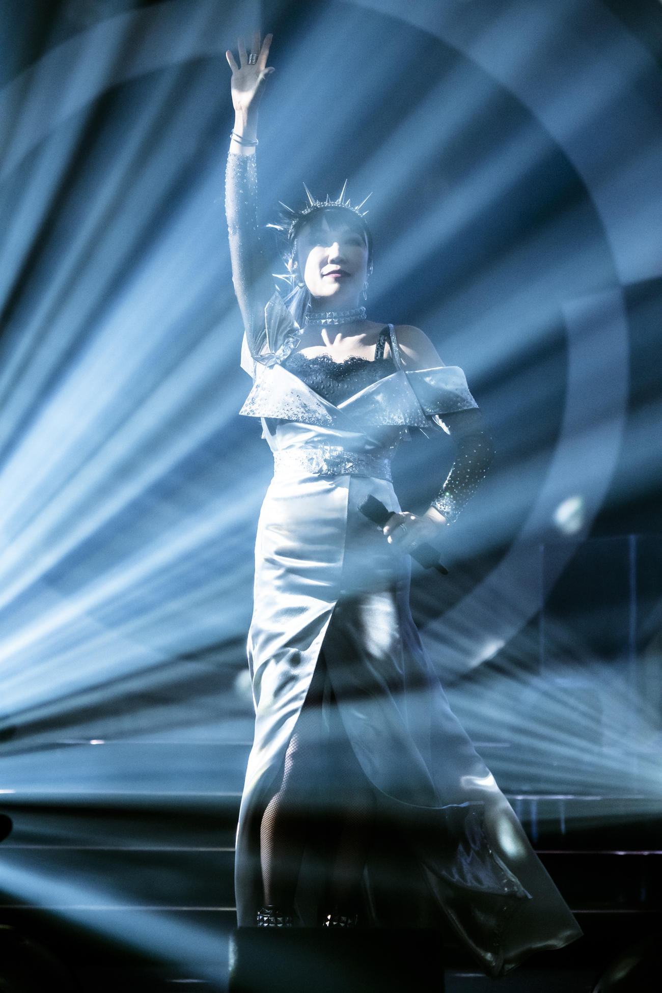 恒例のリゾートライブ「SURF＆SNOW」初日公演でシルバーのロングドレス衣装で歌う松任谷由実