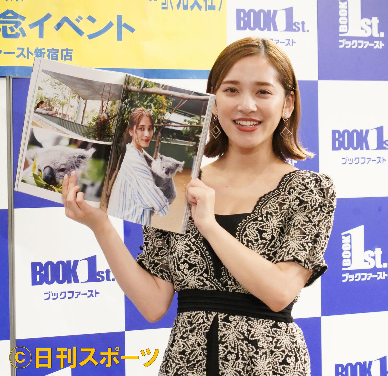 3rd写真集発売イベント記者会見で写真集をもつ都丸紗也華（撮影・佐藤成）