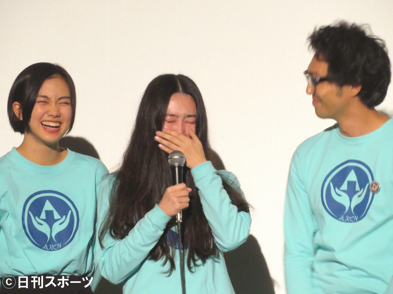 映画「スペシャルアクターズ」の舞台あいさつで号泣する津上理奈（中央、左は小川未祐、右は川口貴弘）（2019年11月17日撮影）