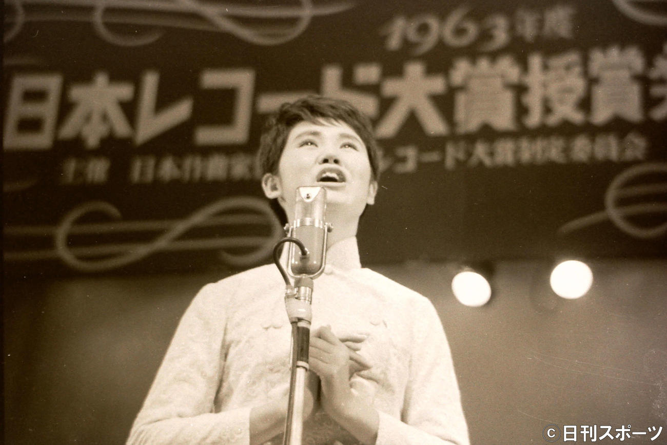 「こんにちは赤ちゃん」でレコード大賞を受賞し熱唱する梓みちよさん（63年12月27日）