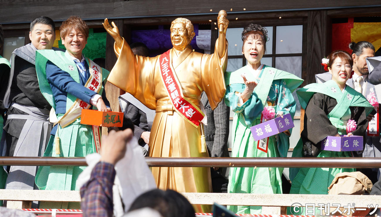 高尾山薬王院節分会で豆まきをする、左から大江裕、北山たけし、北島三郎像、原田悠里、山口ひろみ（撮影・佐藤成）