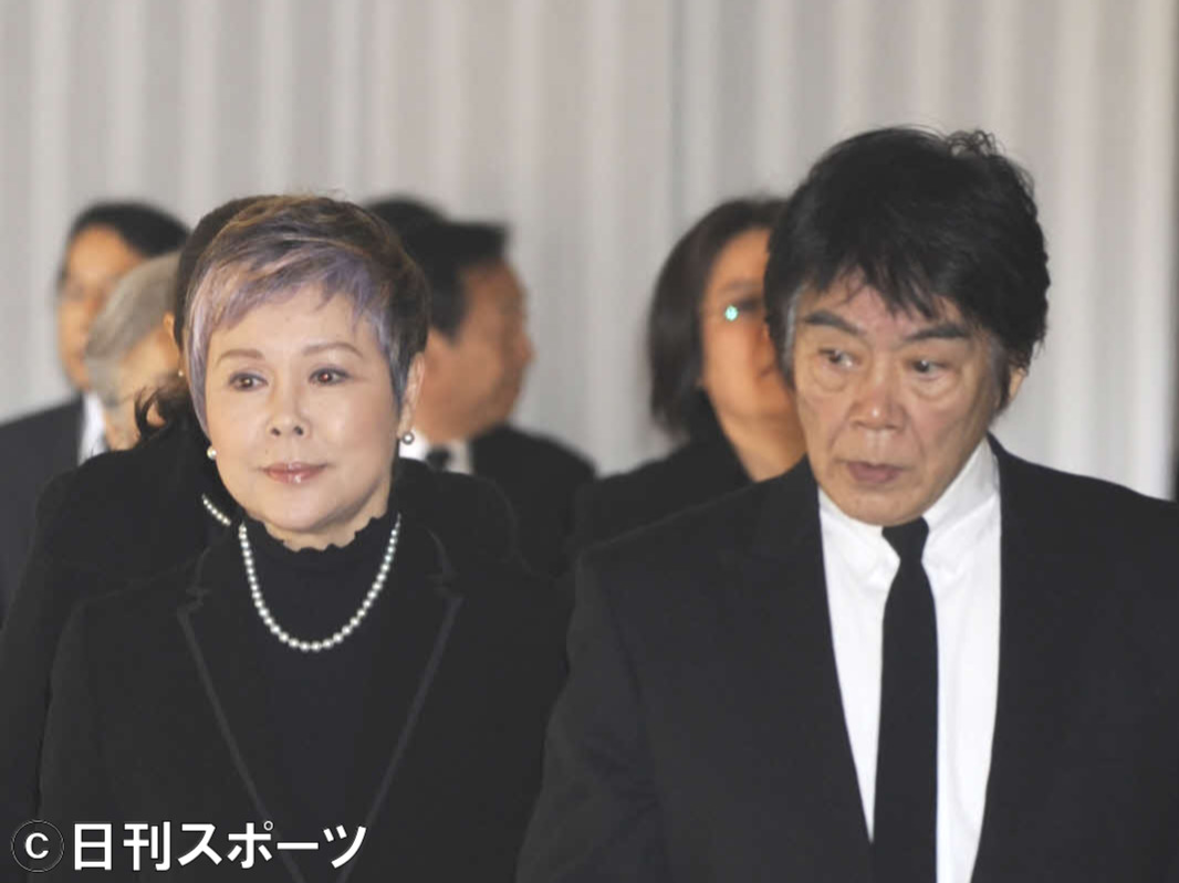 九重佑三子（左）、田辺靖雄（2011年12月21日撮影）