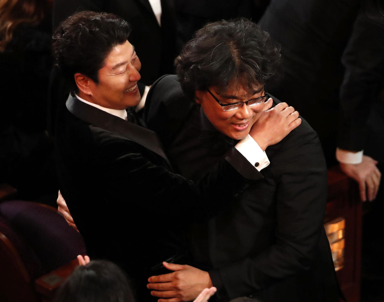 作品賞に輝いた「パラサイト 半地下の家族」のポン・ジュノ監督（右＝ロイター）