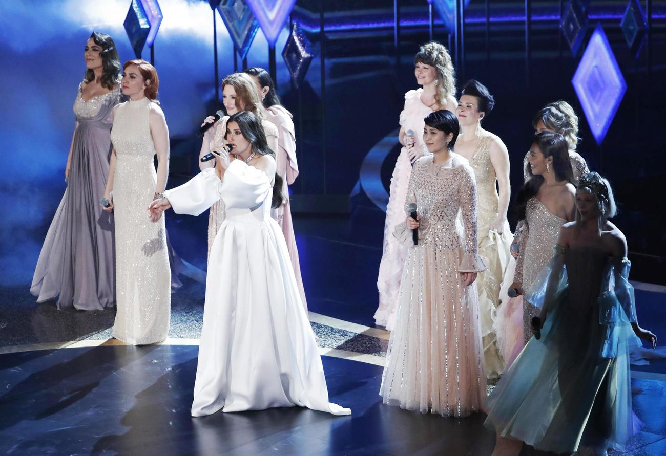 第92回米アカデミー賞で、「アナと雪の女王2」の主題歌を歌うイディナ・メンゼル（中央）ら。メンゼルの右隣は松たか子（ロイター＝共同）