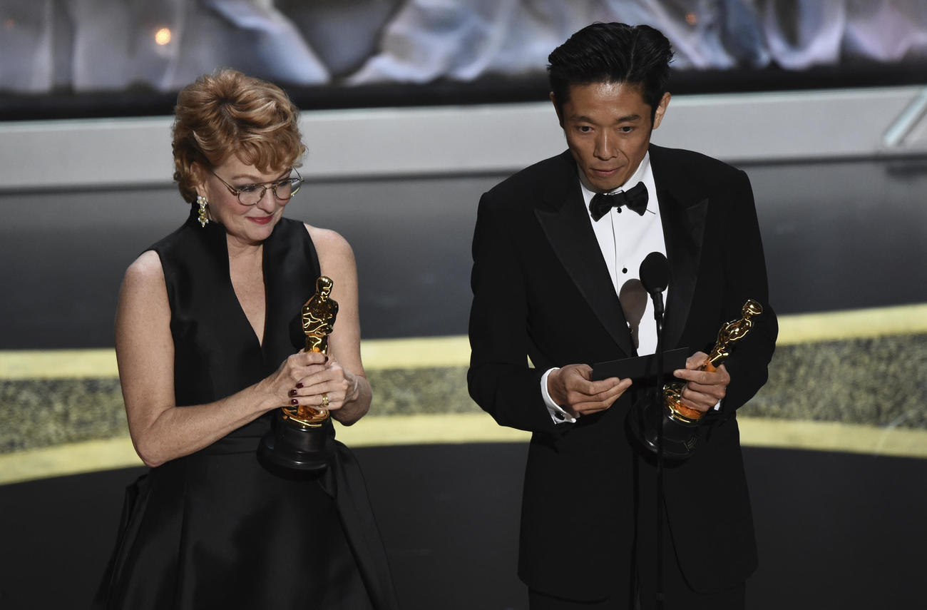 メーキャップ＆ヘアスタイリング賞に輝いたカズ・ヒロさん（右＝AP）