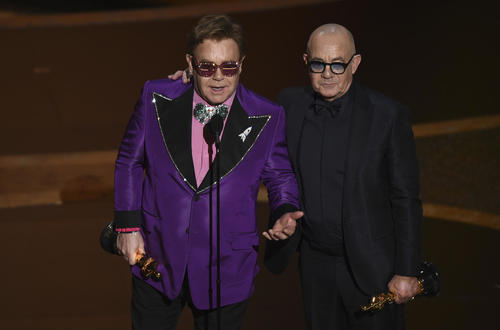 歌曲賞を受賞したエルトン・ジョン（左＝AP）