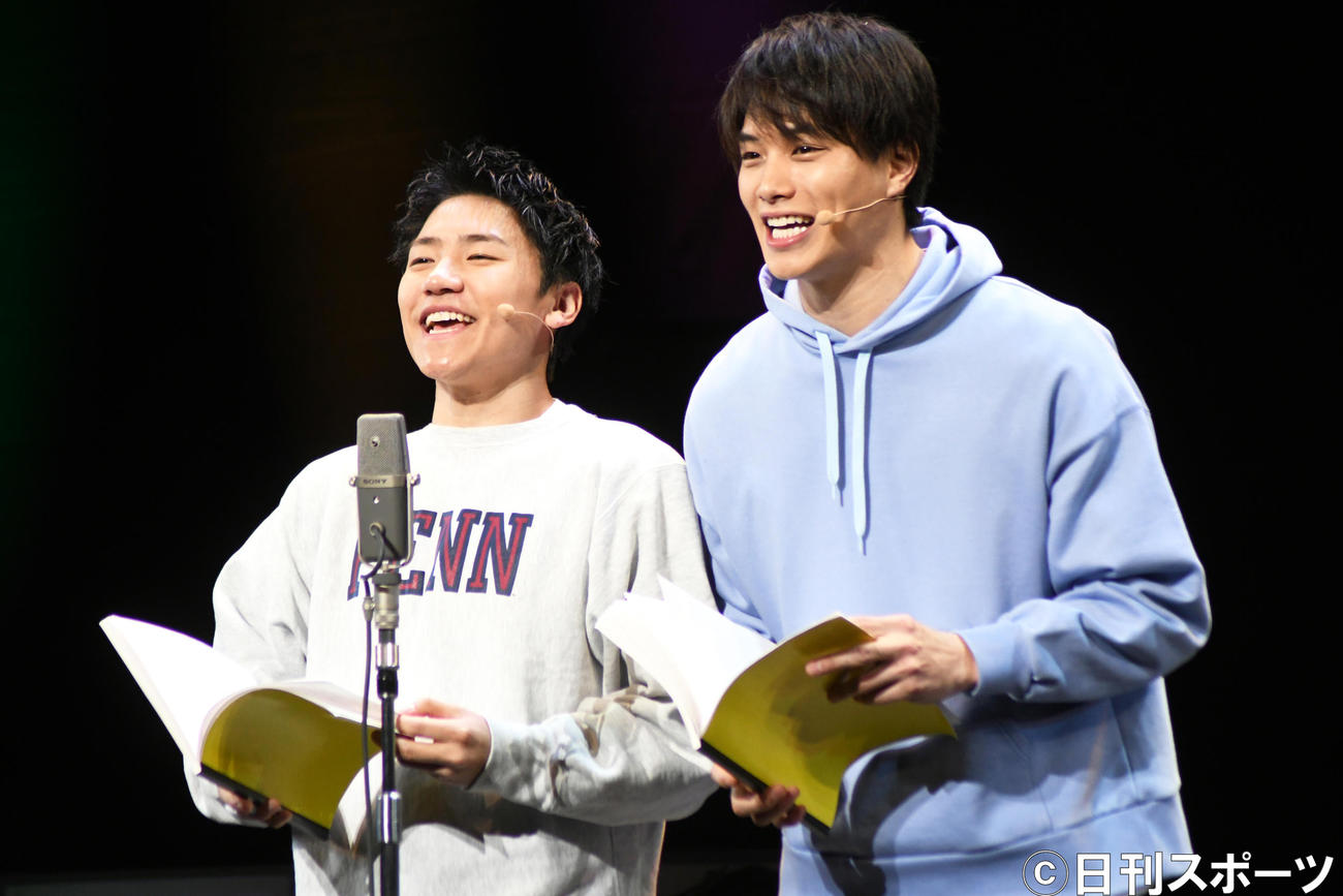 朗読劇「BOOK　ACT」の「芸人交換日記」公開ゲネプロを行ったGENERATIONS小森隼（左）と劇団EXILE鈴木伸之（撮影・大友陽平）