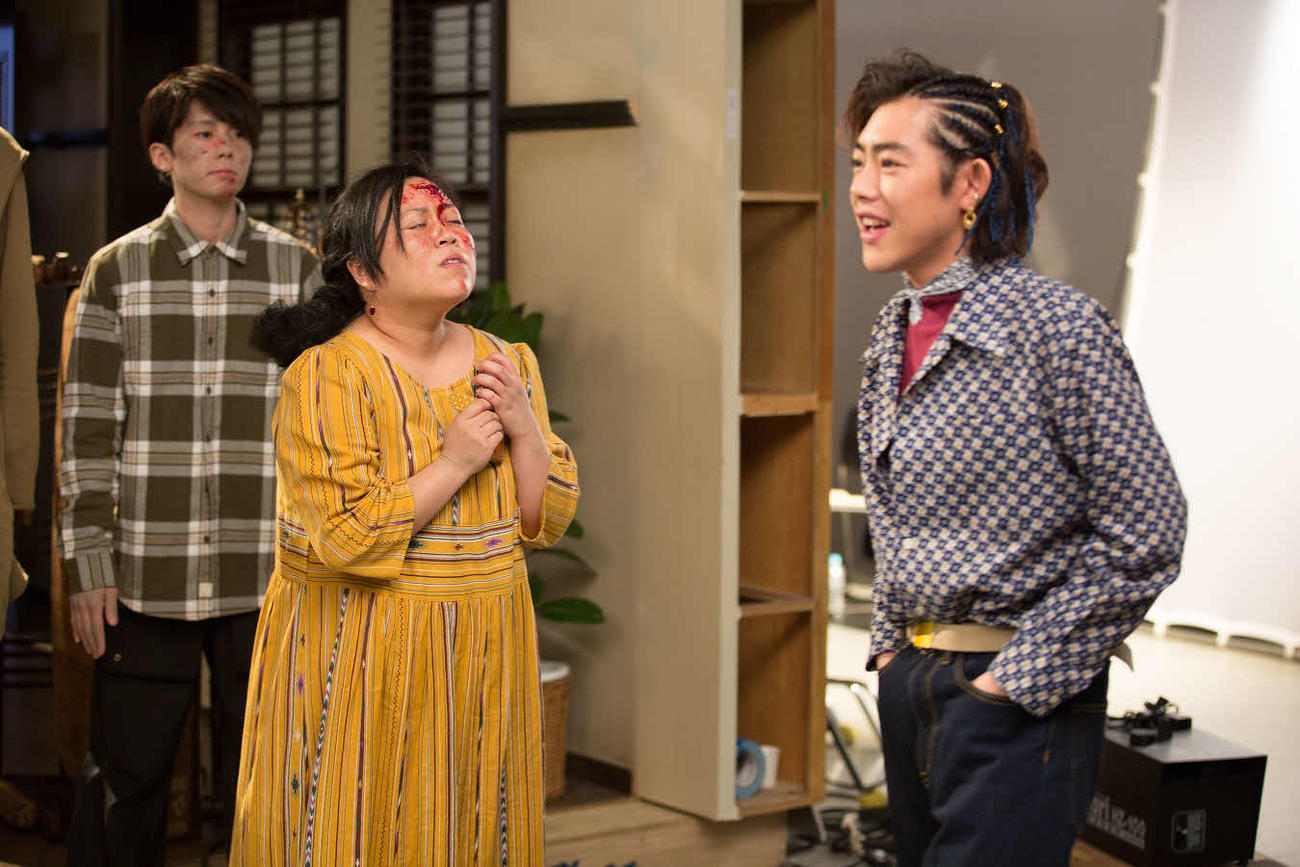 ドラマ「エ・キ・ス・ト・ラ！！！」に出演するニッチェ江上敬子（左から2番目）と吉村界人（右）（外部提供）