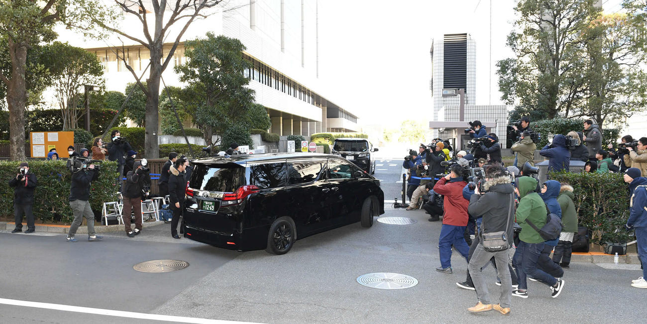 報道陣が待ち受けた東京地裁に沢尻エリカ被告を乗せたとみられる車列が到着する（撮影・山崎安昭）