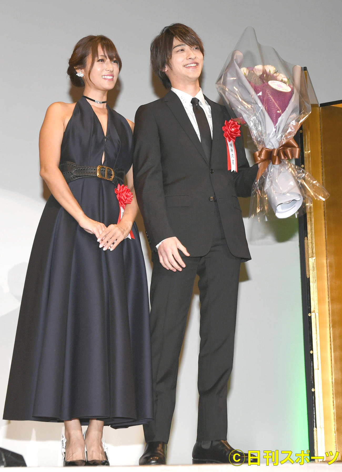 新人賞を授賞した、横浜流星（右）を祝福するため登壇した共演者の深田恭子（撮影・酒井清司）