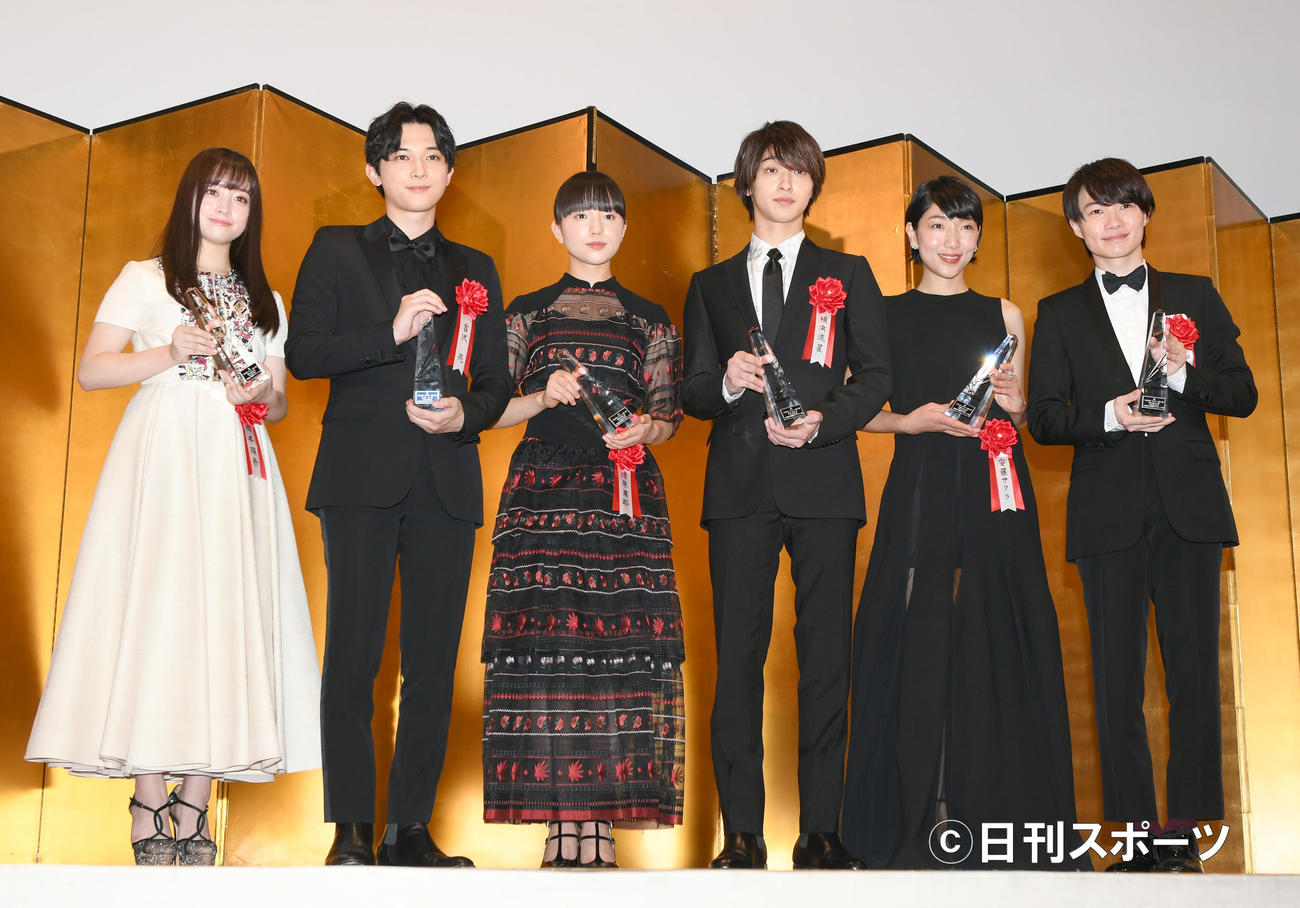 エランドール賞・新人賞を受賞した、左から橋本環奈、吉沢亮、清原果那、横浜流星、安藤サクラ、神木隆之介（撮影・酒井清司）