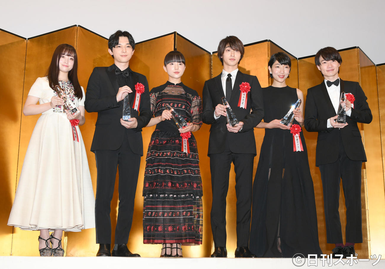 エランドール賞・新人賞を受賞した、左から橋本環奈、吉沢亮、清原果那、横浜流星、安藤サクラ、神木隆之介（撮影・酒井清司）