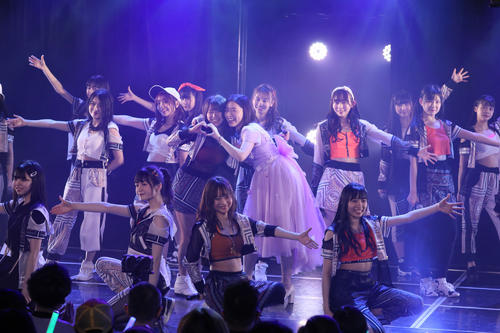 SKE48劇場に出演した松井珠理奈（中央右）