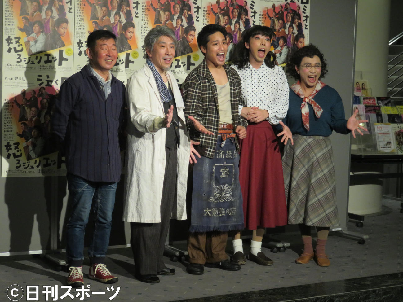 舞台「泣くロミオと怒るジュリエット」の会見に出席した、左から鄭義信氏、段田安則、桐山照史、柄本時生、八嶋智人