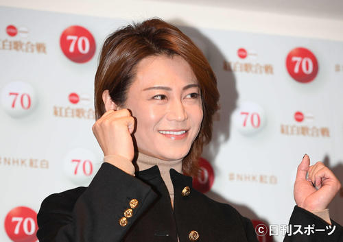 「第70回NHK紅白歌合戦」リハーサルのフォトセッションで笑顔を見せる氷川きよし（2019年12月28日）