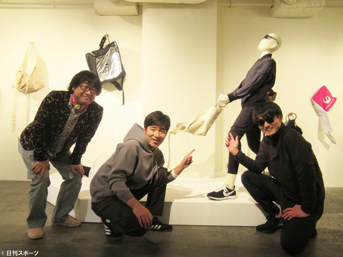 個展「Lobby」のオープニングイベントに出席した左から倉本美津留氏、ジャルジャル後藤淳平、福徳秀介（撮影・星名希実）