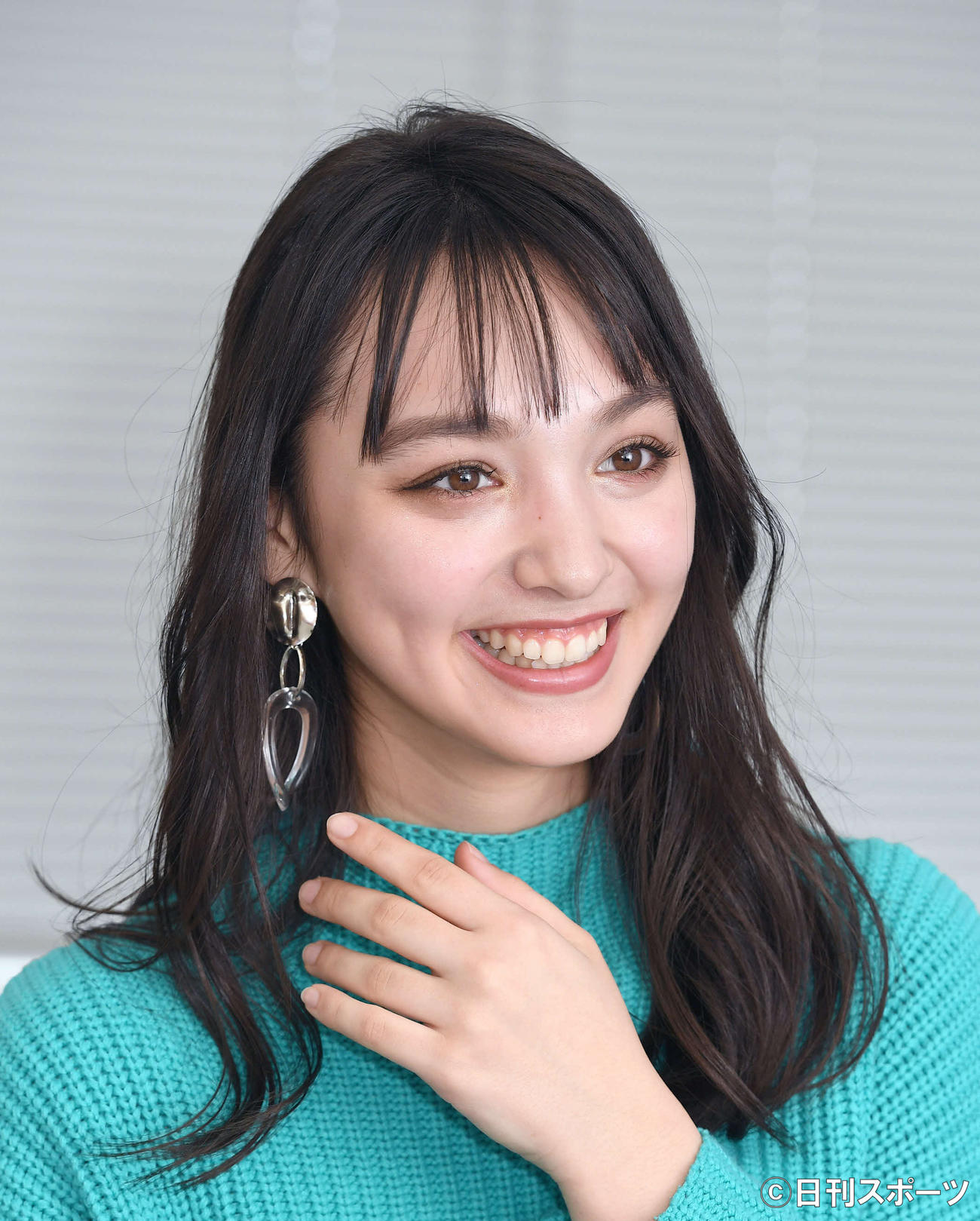 インタビュー中に笑顔を見せるMONICA（撮影・酒井清司）