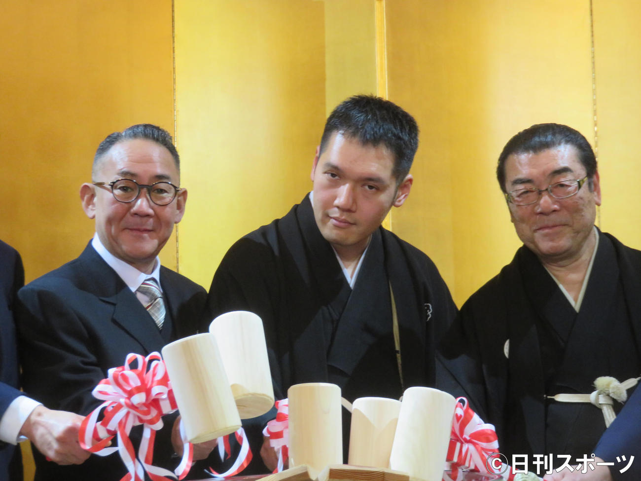 鏡開きをする神田松之丞（中央）と師匠神田松鯉（右）林家正蔵