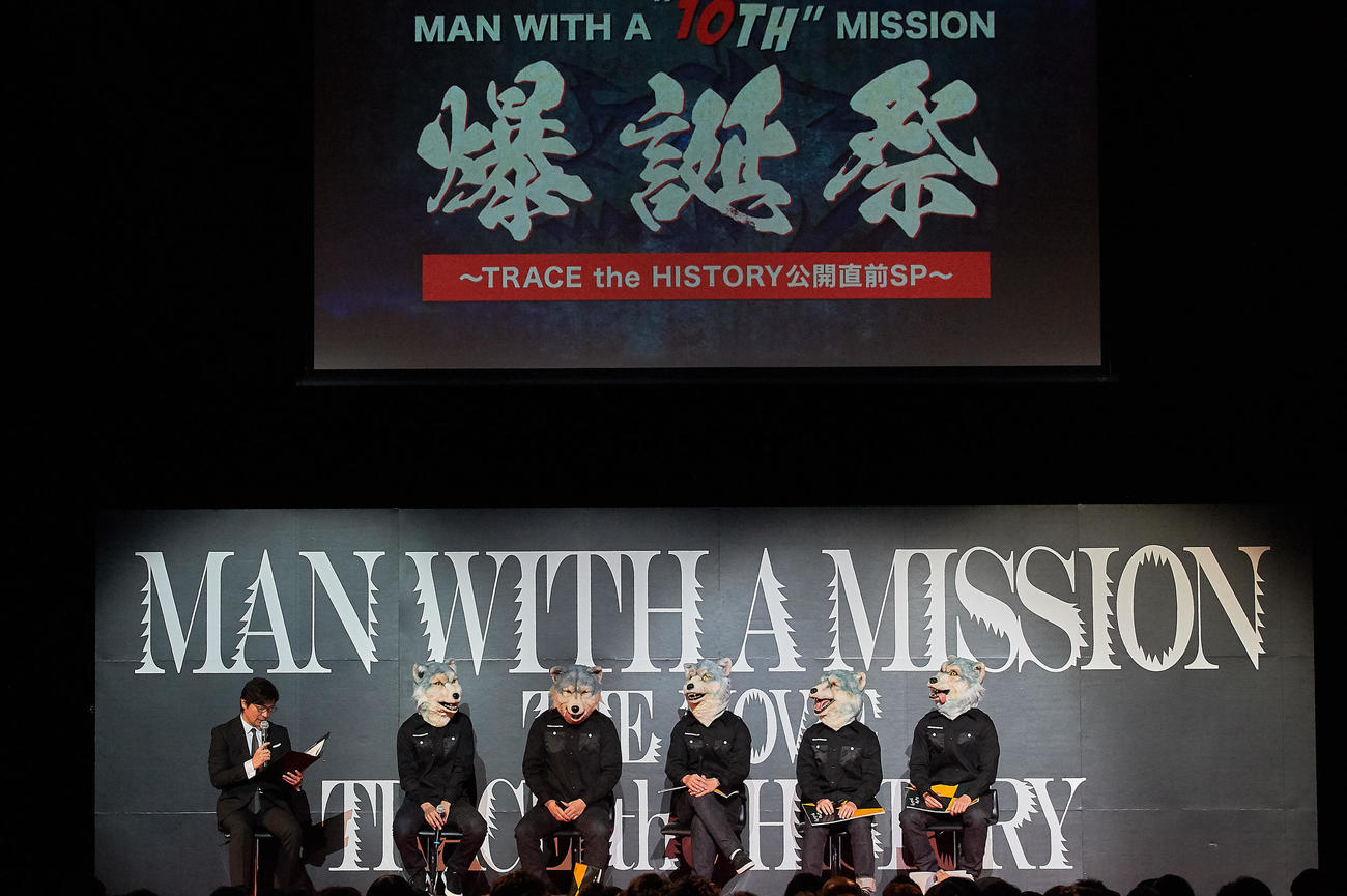トークショーを行うMAN　WITH　A　MISSION（左から安東弘樹アナ、ジャン・ケン・ジョニー,トーキョー・タナカ,カミカゼ・ボーイ,スペア・リブ,DJサンタモニカ）