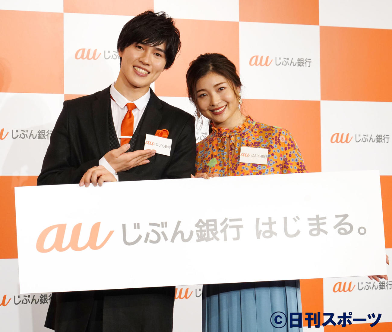 「auじぶん銀行」行名変更記者説明会に出席した土屋神葉（左）と土屋炎伽（撮影・佐藤成）