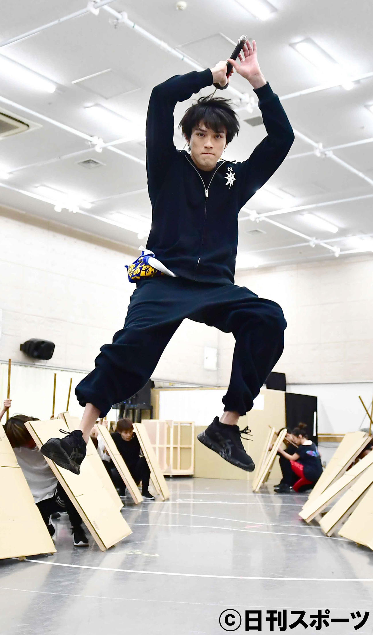 舞台「星の大地に降る涙　THE　MUSICAL」公開けいこで殺陣を披露する新田真剣佑（撮影・小沢裕）