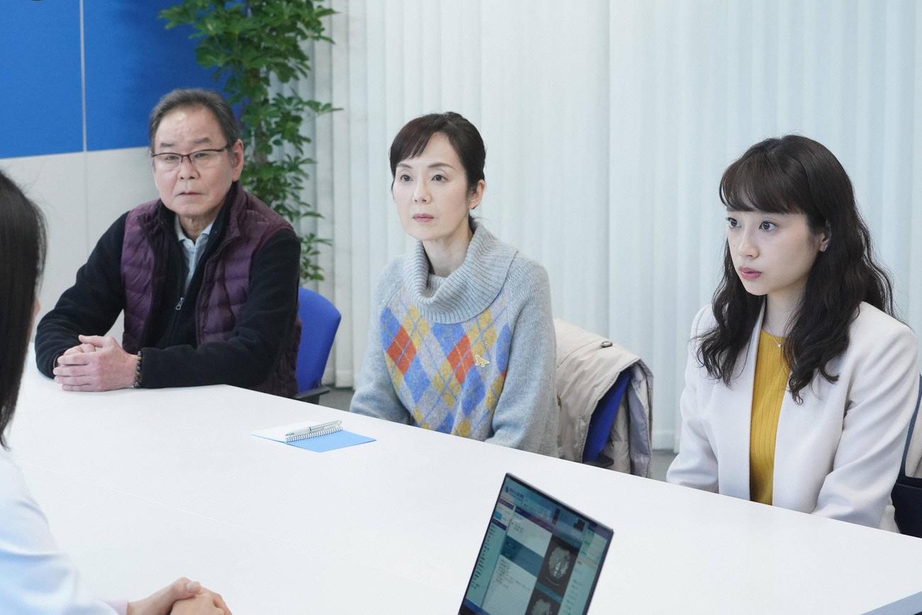 父の土方徳介（ベンガル＝左）、母の律子（宮田早苗＝中）とがん治療の方針について説明を受ける娘の絵麻（清水くるみ）（C）フジテレビ
