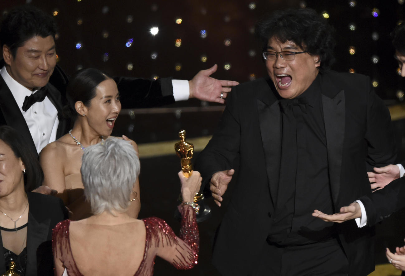 作品賞に輝き喜ぶ「パラサイト 半地下の家族」のポン・ジュノ監督（右＝AP）