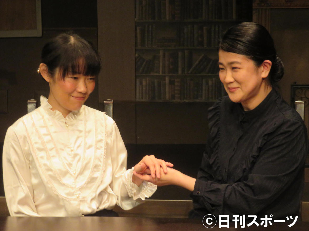 サリバン先生役の松本紀保（右）とヘレン役の羽杏
