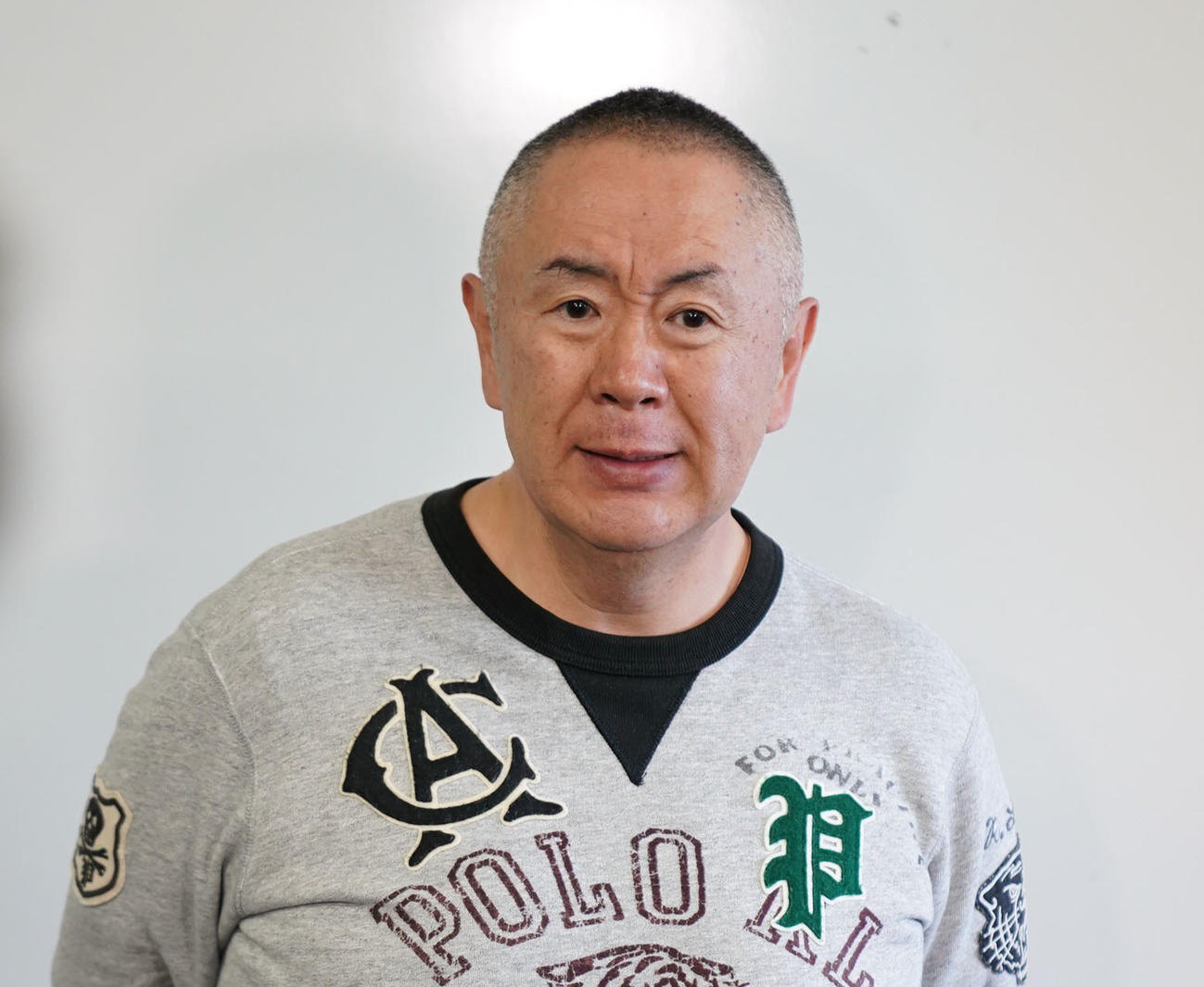 中日ドラゴンズ春季沖縄キャンプ　野村克也氏死去にたいし取材に応じる松村邦洋（撮影・森本幸一）＝2020年2月11日、沖縄県北谷町の北谷公園野球場