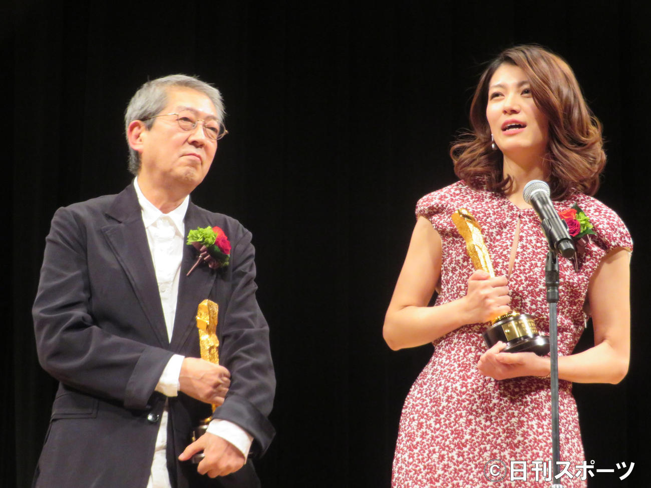 「火口のふたり」で日本映画作品賞受賞の荒井晴彦監督（左）と主演女優賞の瀧内公美