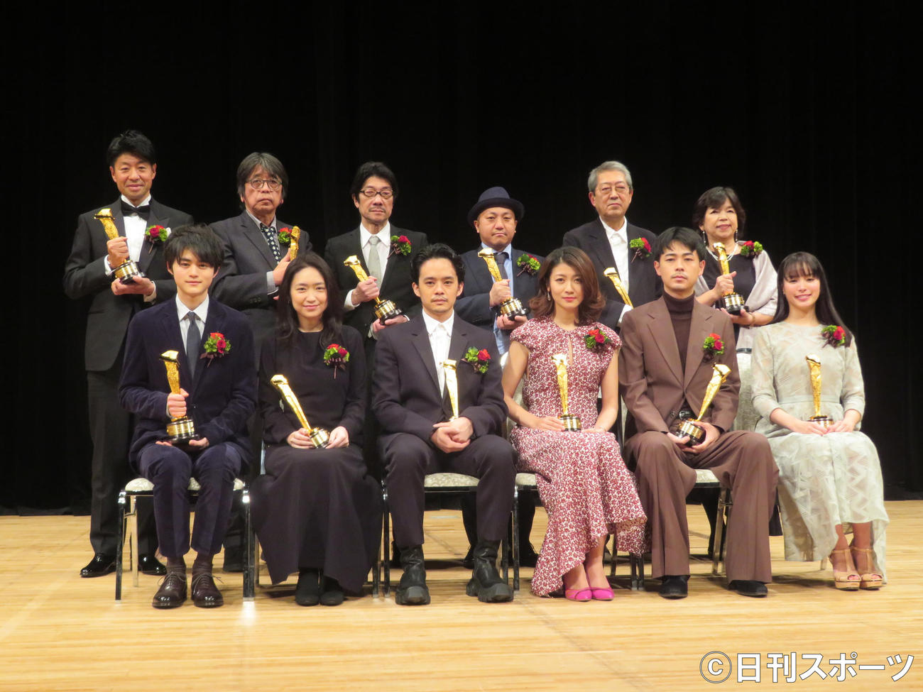 キネマ旬報ベスト・テン表彰式に出席した、左から鈴鹿央士、池脇千鶴、池松壮亮、瀧内公美、成田凌、関水渚、後列左からワーナーブラザースジャパン土合朋宏氏、森達也監督、阪本順治監督、白石和弥監督、荒井晴彦監督、三沢和子氏