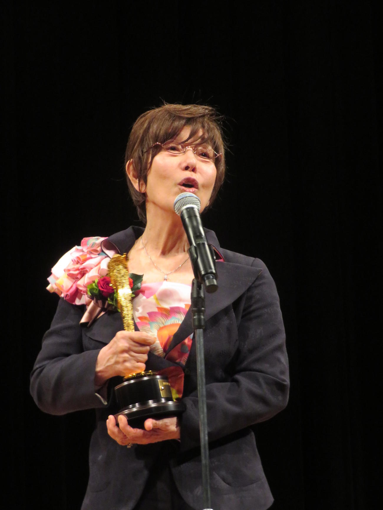 キネマ旬報ベスト・テン表彰式で特別賞を受賞した和田誠さんの代理でトロフィーを受け取った平野レミ氏