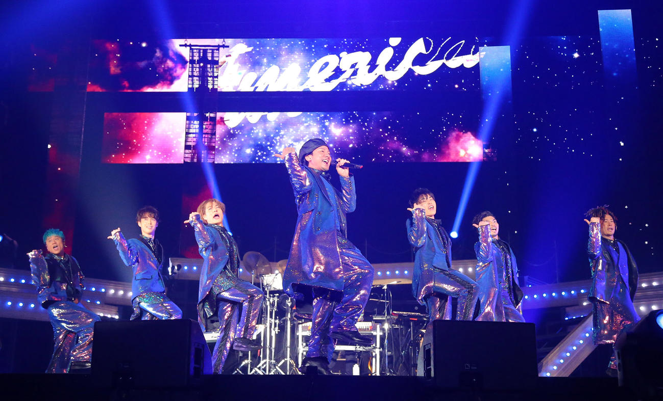 「LIVE　DA　PUMP　2020Funky　Tricky　Party　FINAL」で「U．S．A」を披露する、左からKIMI、YORI、DAICHI、ISSA、KENZO、U－YEAH、TOMO
