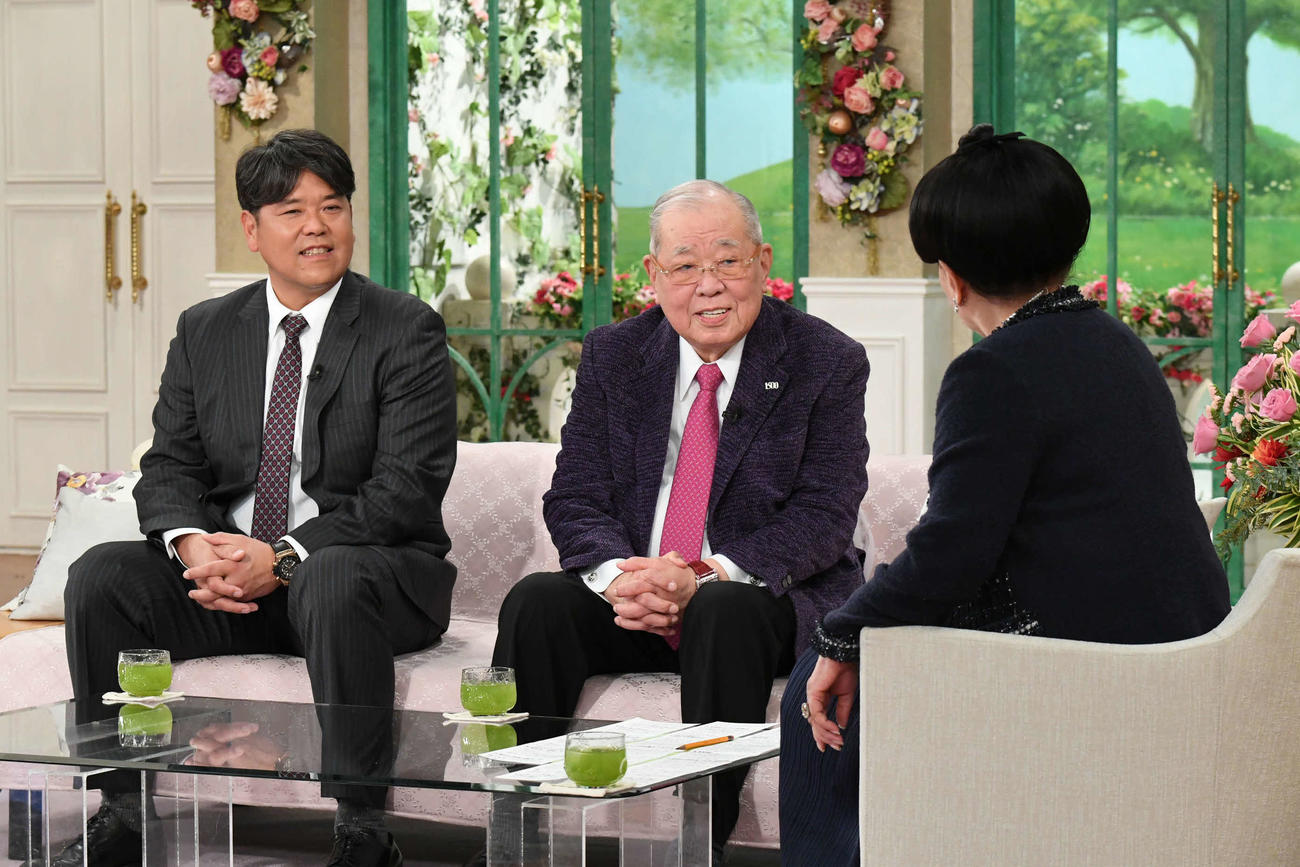 1月20日に収録され未放送だった野村克也さん出演のテレビ朝日系「徹子の部屋」が2月12日に放送された。左は息子の克則氏
