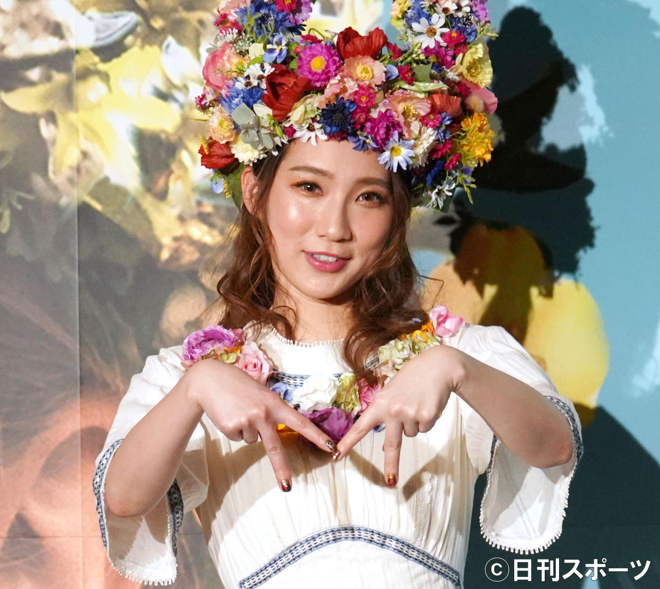 映画「MIDSOMMAR」試写会でMポーズをするファーストサマーウイカ（2020年2月4日）