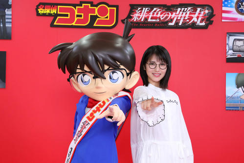 映画「名探偵コナン　緋色の弾丸」にゲスト声優として出演する浜辺美波は、コナンと決めポーズ