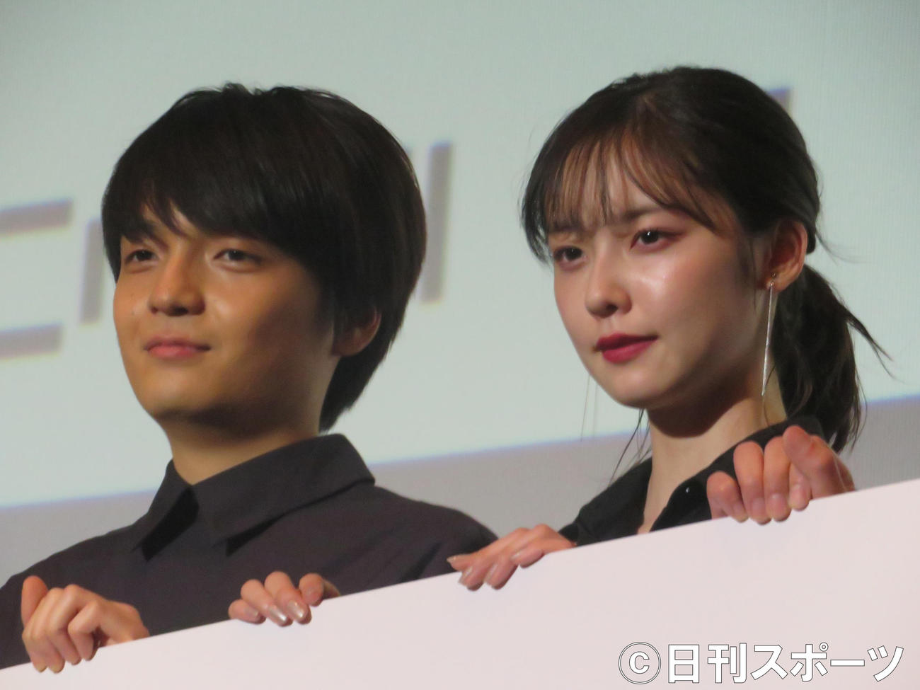 映画「踊ってミタ」完成披露舞台あいさつに出席した岡山天音（左）と加藤小夏