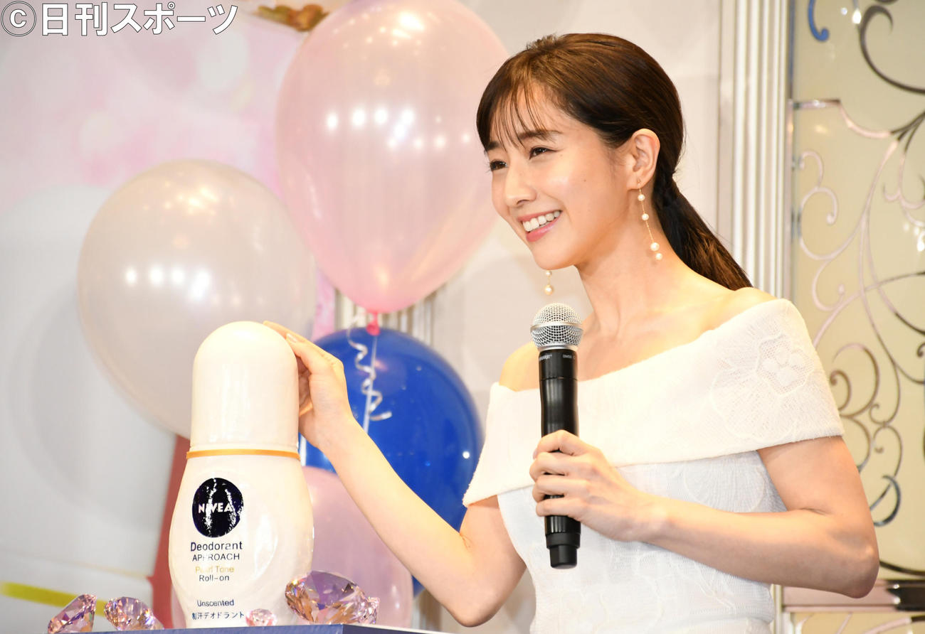 「ニベア　デオドラント　アプローチ　パールトーン」新商品PR発表会でチョコでできた商品をなでる田中みな実（撮影・大友陽平）
