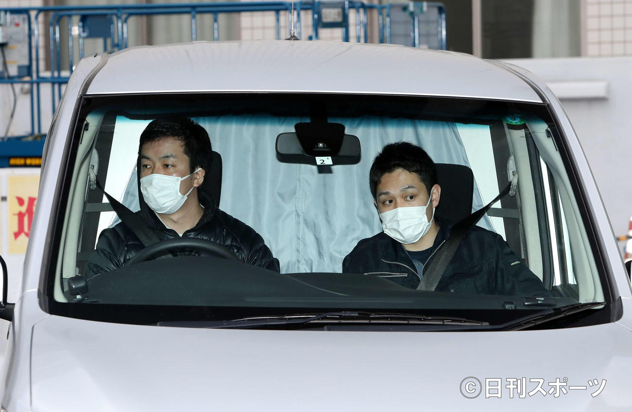 送検のため槇原敬之容疑者を乗せて湾岸署を出る車（撮影・鈴木正人）