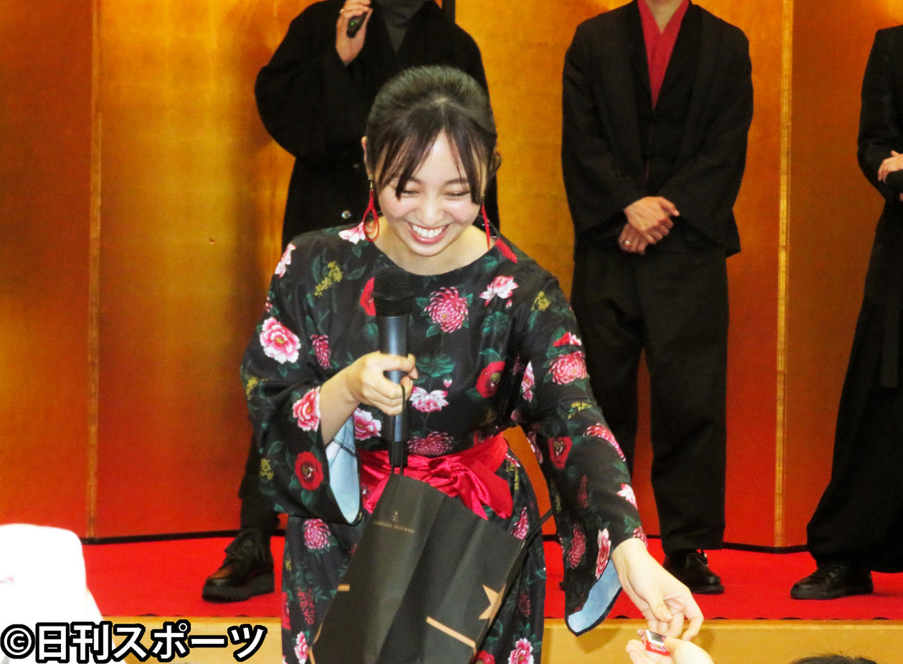 報道陣に笑顔でチョコを渡す今泉佑唯（撮影・横山慧）