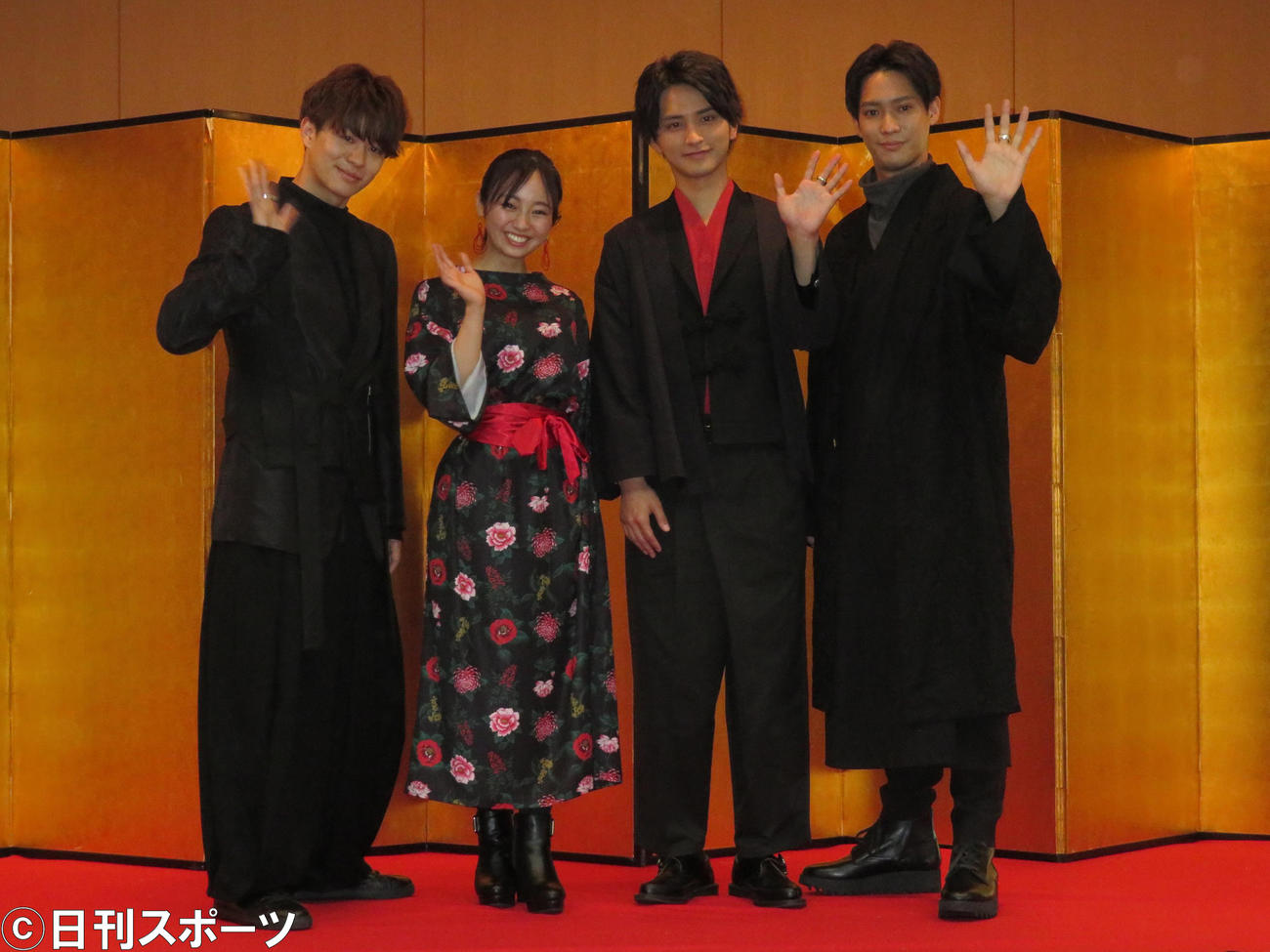 主演舞台の成功を祈願した今泉佑唯（左から2人目）。左から高橋龍輝、1人おいて瀬戸利樹、味方良介（撮影・横山慧）