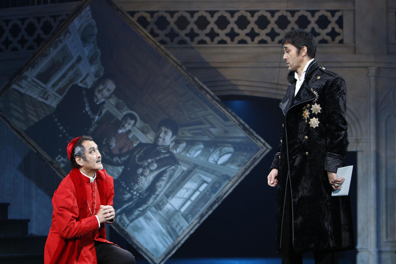 舞台彩の国シェイクスピア・シリーズ第35弾「ヘンリー八世」の初日公演に出演した吉田鋼太郎（左）と阿部寛