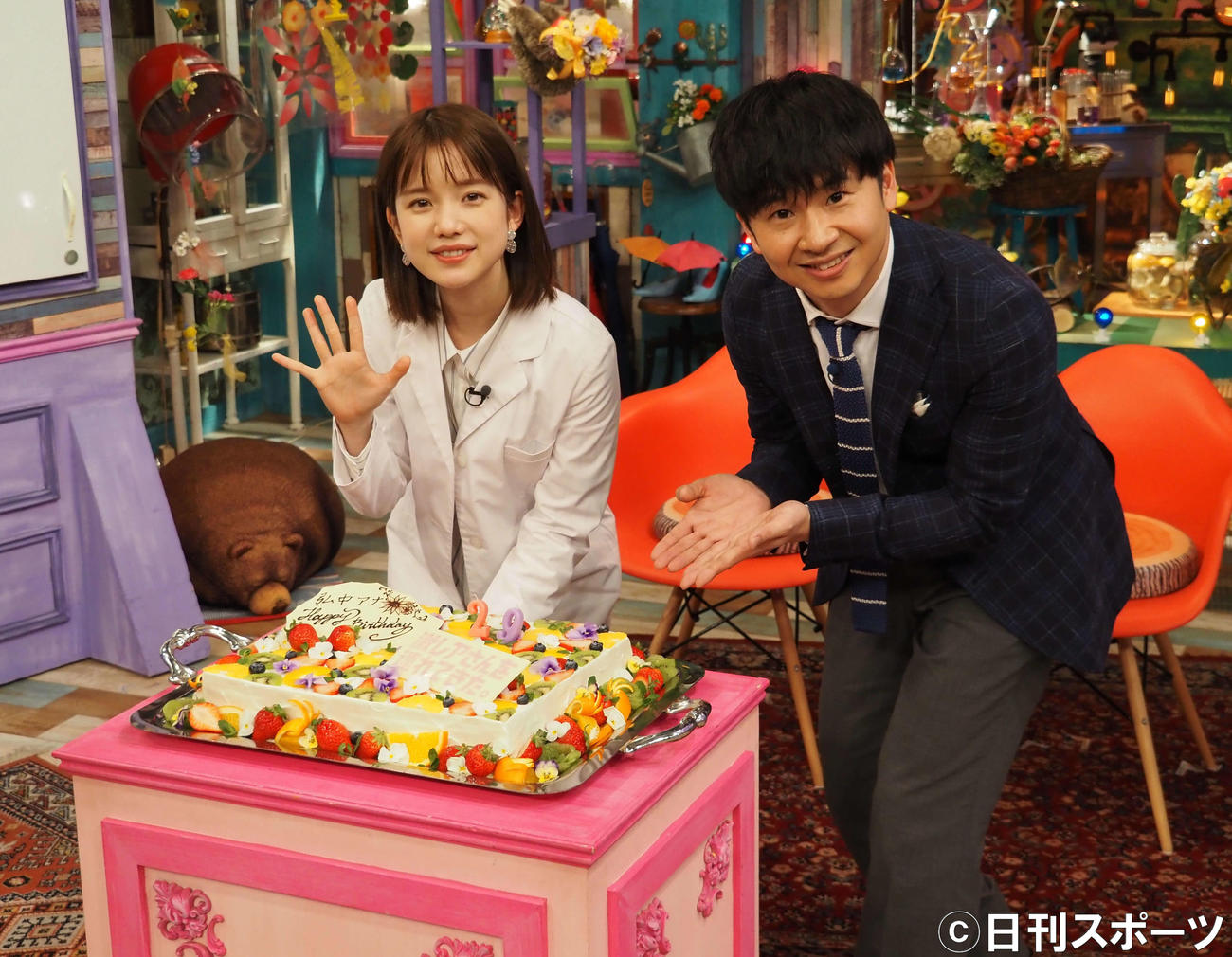 テレビ朝日系「激レアさんを連れてきた。」の取材会で誕生日を祝福される弘中綾香アナウンサー（左）。右はオードリー若林正恭（撮影・遠藤尚子）