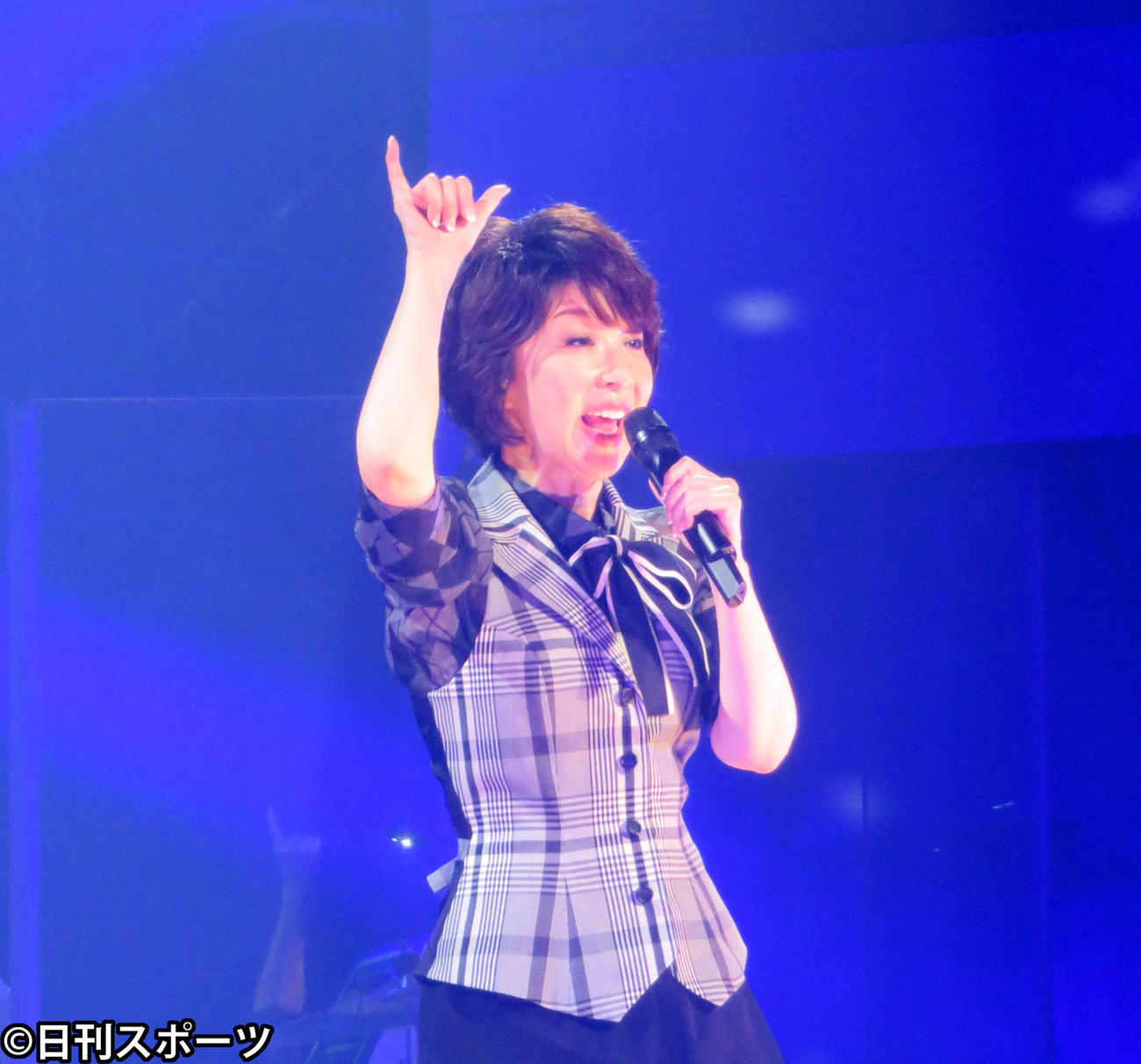 「微笑がえし」で「やさしい悪魔」のポーズを決める伊藤蘭（撮影・川田和博）